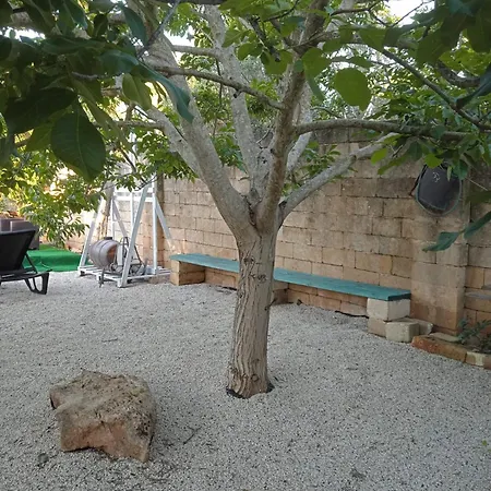 לינה וארוחת בוקר Le Carrube