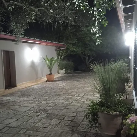 לינה וארוחת בוקר Le Carrube